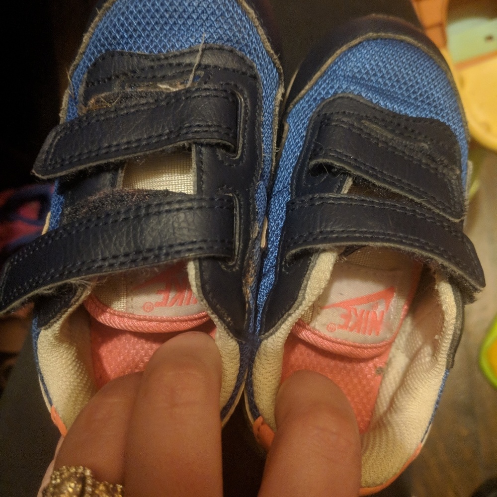 ❤️Adorable Nike shoes❤️ - Picture 3 of 6
